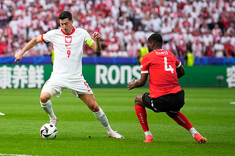 Robert Lewandowski fights for the ball with Kevin Danso